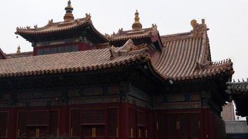 traditionelle chinesische tempelarchitektur, alte hausfassade mit zierdach foto