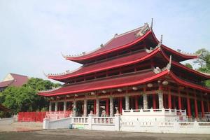 das große rote gebäude zum beten im tempel sam poo kong, semarang, indonesien foto