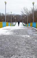 Fußgängerbrücke in Tschernihiw über den Fluss Desna im Schnee an einem verschneiten Wintertag. foto