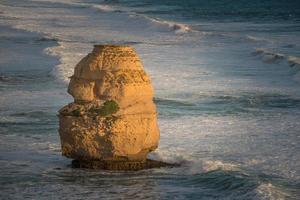 Blick auf zwölf Apostel eine ikonische Felsformation während des Sonnenuntergangs an der Great Ocean Road im Bundesstaat Victoria in Australien. foto