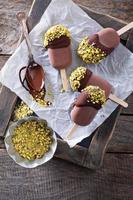 Schokoladenpops mit Pistazien foto
