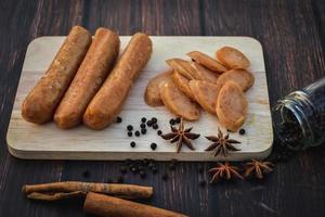 wurst oder guan chiang und kräuter auf dem brett, servieren gute biersnacks auf dunklem hintergrund. foto