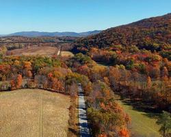 Bahngleise gehen im Herbst über den Berg foto