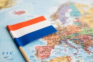 bangkok, thailand - 7. oktober 2021 niederländische flagge auf weltkartenhintergrund. foto
