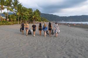 Team von Recycling-Freiwilligen, die Müll am Strand sammeln. foto