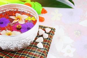 thailändisches traditionelles berühmtes festival - songkran tag - schüssel wasser und schöne blume foto