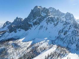 Malerischer Blick auf den Schatten auf der majestätischen schneebedeckten Bergkette gegen den Himmel foto