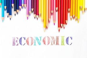 mehrfarbige Holzstäbchen aus Holz Buntstifte und wirtschaftliche auf weißem Hintergrund foto