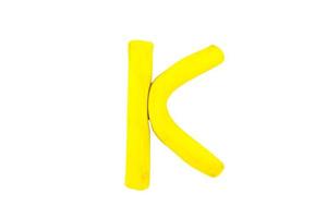 Alphabet k englische bunte Buchstaben handgefertigte Buchstaben aus Plastilin-Ton auf isoliertem weißem Hintergrund geformt foto