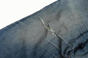 zerrissene Jeans Hintergrundmuster. klassische Denim-Jeans-Textur. kopierraum, isoliert. foto