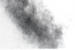 schwarzpulverexplosion auf weißem hintergrund.schwarzer staubpartikelspritzer. foto