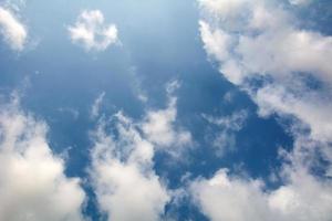 blauer himmel mit wolke, sommerhimmel, naturhintergrund foto