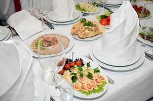 servierter Tisch mit Geschirr und Speisen foto