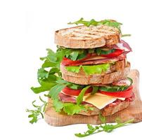 Sandwich mit Schinken, Käse und frischem Gemüse foto