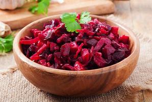 Rote-Bete-Salat-Vinaigrette in einer Holzschale foto