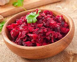 Rote-Bete-Salat-Vinaigrette in einer Holzschale foto