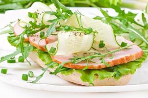 nützliches Sandwich mit Schinken und Kräutern foto