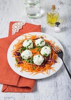 Salat mit Karotten, Rotkohl, Petersilie und Käsebällchen foto