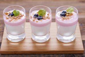 leckeres Dessert, Flocken in zwei Geschmacksrichtungen Joghurt überflutet foto