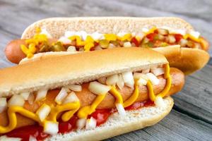zwei Hot Dogs Nahaufnahme mit Ketchup foto