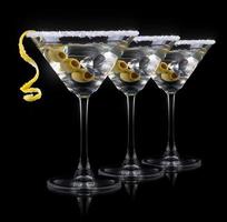 Cocktail Martini auf einem schwarzen foto