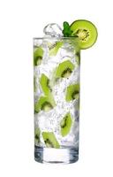 Glas kalter Kiwi-Cocktail mit Eis lokalisiert auf Weiß foto