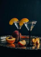 Wodka und Martini mit frischen Pfirsichen foto