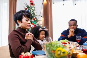 Familien zusammen, um vor den Mahlzeiten zu Hause zu beten. foto