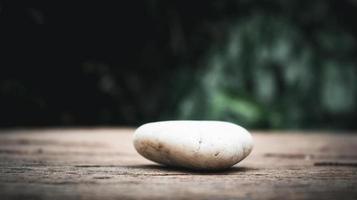 weiße Felsen auf alten Holzbohlen foto