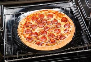 Peperoni-Pizza im Ofen.
