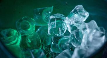 Vollbild erfrischendes Wasser in kaltem Eis foto