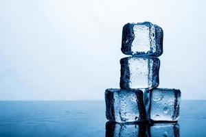 Eisbeutel Das Ergebnis des Wassers ist, bevor das Eis mehrere Blöcke stapelt. der Ursprung der Idee. und eine schöne Aufmachung. Essens- und Getränkekonzepte cool foto