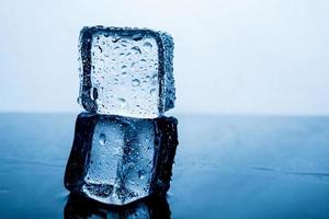 Eisbeutel Das Ergebnis des Wassers ist, bevor das Eis mehrere Blöcke stapelt. der Ursprung der Idee. und eine schöne Aufmachung. Essens- und Getränkekonzepte cool foto