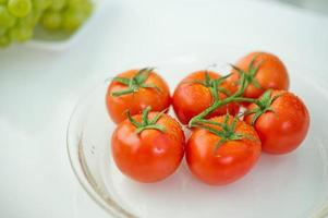 die früchte des gesundheitsliebhabers gesundes obst und gesundheitsvorsorge, um sich gesund zu ernähren. zur Haut. die frucht wird in einen schönen tisch gelegt, apfel aprikose, banane, orange, drache, platziert foto