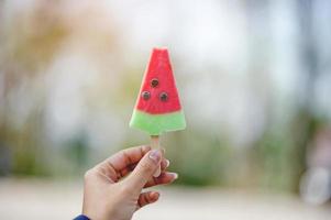 hand und rotes eis eis essen konzept mit kopierraum foto