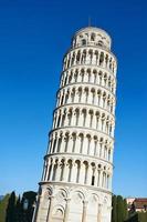 pisa, italien, 2021 - schiefer turm von pisa auf blauem himmelshintergrund foto