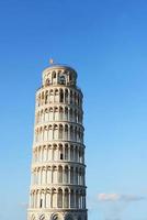 pisa, italien, 2021 - schiefer turm von pisa auf blauem himmelshintergrund foto