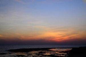 kurz vor Sonnenaufgang am Meer foto