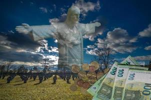 betende Jesus-Statue für die Freiheit über einem Soldatenfriedhof foto