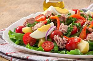 Salat mit Thunfisch, Tomaten, Kartoffeln und Zwiebeln foto