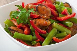 Salat mit Muscheln, grünen Bohnen und Paprika foto