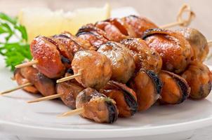 gebratene muscheln mit zwiebeln am spieß c garniert mit grünen bohnen und paprika foto