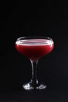 Cocktail in einem Glasbecher auf dem dunklen Hintergrund. Nahansicht