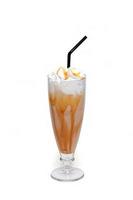 Kaffeecocktail mit Karamell in Glasschale foto