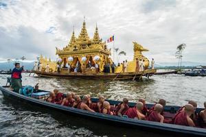 inle-see, myanmar - 6. oktober 2014 - das festival der phaung daw oo-pagode am inle-see wird einmal im jahr zeremoniell um den see gerudert. foto