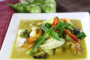 grünes Curry mit Garnelen und Tintenfisch