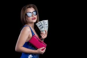 eine schöne asiatische frau in einem blauen kleid freut sich, nachdem sie geld erhalten hat, um einkaufen zu gehen foto