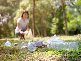 Freiwillige Frauen sammeln im Parkbereich Plastikwasserflaschen foto