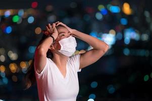 asiatische frauen müssen eine maske verwenden, um das gesicht zu bedecken, um eine verschmutzung durch staub zu vermeiden foto