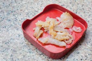 frische Qualle ist eine Meeresfrüchte-Bestellung, die im Shabu-Buffet im Sukiyaki-Restaurant serviert wird. foto
